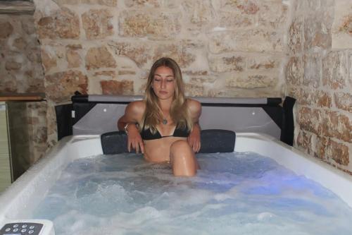图里Albergo Diffuso Dimora Rossi的浴缸里的女人