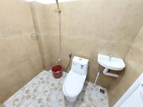 圣胡安Manipon Transient House R6的一间带卫生间和水槽的浴室