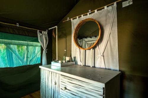 温特和克城市露营地的浴室设有镜子和带水槽的梳妆台
