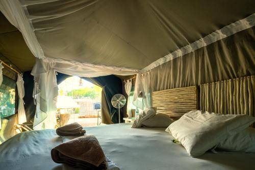 温特和克城市露营地的帐篷内一间卧室,配有一张大床
