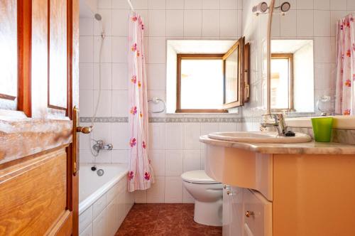 Quintana de LlanesCasa Enrique en el oriente de Asturias的浴室配有盥洗盆、卫生间和浴缸。