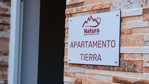桑提亚纳德玛Natura Cantabria的砖楼边的标志