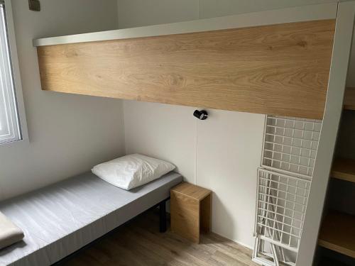 坎佩尔Mobilhome tout confort M9 domaine de Lanniron的一间小房间,房间内设有一张双层床