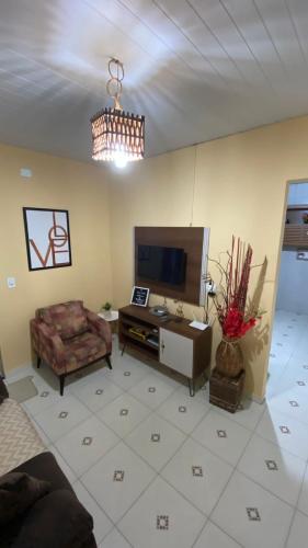 马拉戈日Manancial Flats的带沙发和电视的客厅