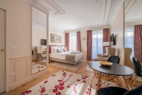 巴黎LE BEAU MARAIS - Luxury Apartments, AIR COND, LIFT的卧室配有一张床和一张桌子