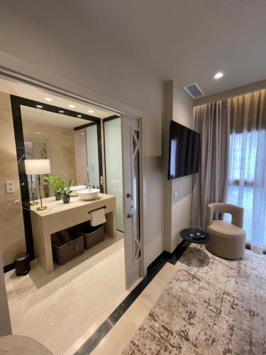 德尼亚Maison Marineta的客房内设有带水槽的浴室和电视