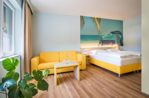 WindorfHi5-Hotel Seiersberg的一间卧室配有两张床、一张沙发和一张桌子