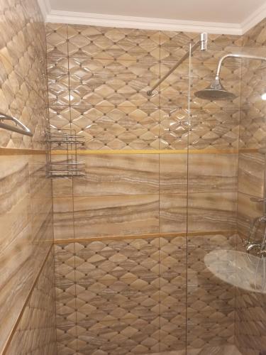 拉夫达AMARA-BOUTIQUE & DESIGN - Студио的铺有木地板的淋浴间和玻璃淋浴间