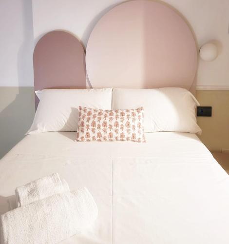 佩斯卡拉TUTTOTONDO的一张白色的床,上面有枕头