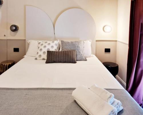 佩斯卡拉TUTTOTONDO的卧室配有带枕头的大型白色床