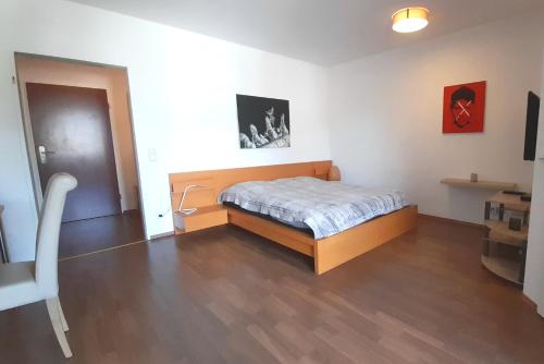 门兴格拉德巴赫Schönes Apartment in perfekter Lage的铺有木地板的客房内设有一间卧室和一张床。