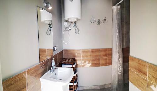 奥克宁卡Domek letniskowy SZARACZEK的一间带水槽和镜子的浴室