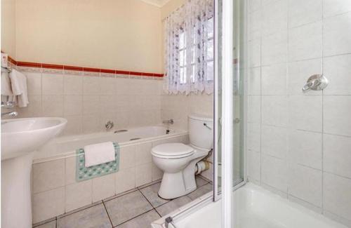 肯普顿帕克The Link Guest Lodge的浴室配有卫生间、浴缸和水槽。
