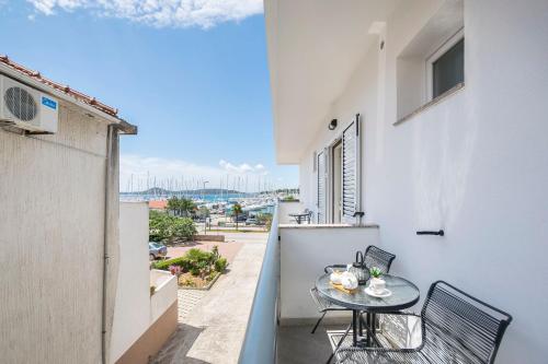 沃迪切Apartments and Rooms Mare的阳台配有桌椅,享有海景。