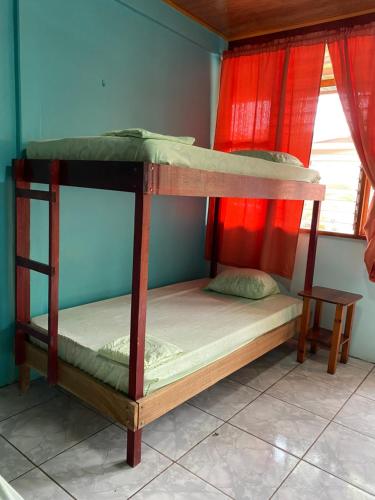 别霍港Cabinas Popular的带窗户的客房内的两张双层床