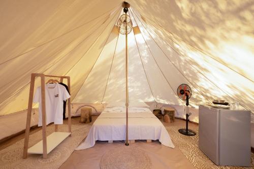 加藤-达拉特索哈尼亚露营地的一间卧室,配有带一张床的帐篷
