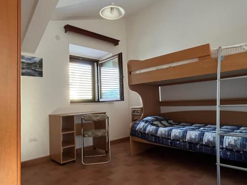 唐吉莫利尼Apartment "Two Sisters" with a sea view的一间卧室配有两张双层床和一张书桌