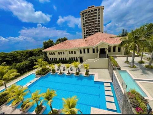 大雅台Splendido Tower 2 Ann's Unit的一座带游泳池和棕榈树的房子