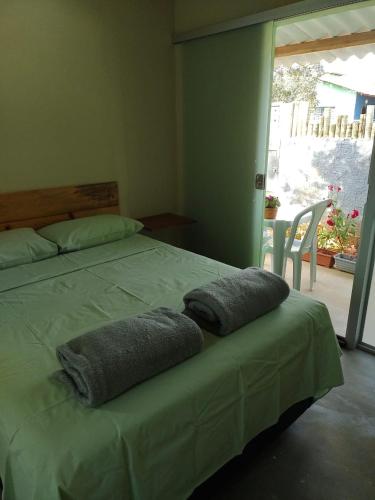 戈亚斯州上帕莱索Flores do Cerrado的一间卧室配有一张带两个枕头的床