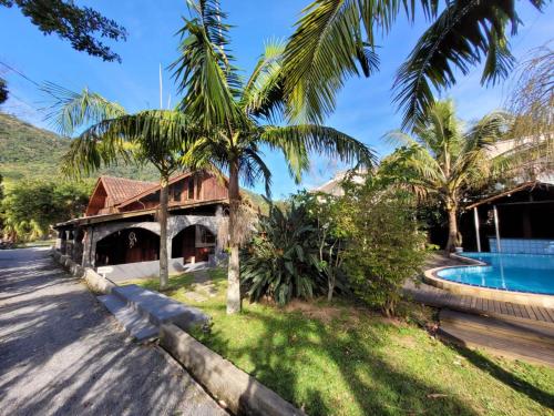 弗洛里亚诺波利斯Casa do Sossego的一座带游泳池和度假村的别墅
