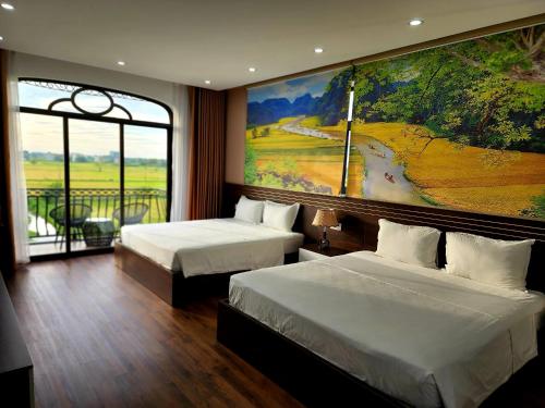 宁平Lotus Hotel Ninh Bình的一间设有两张床的客房,墙上挂着一幅大画