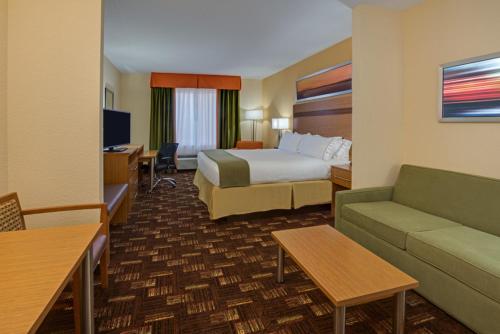 达尼亚滩劳德代尔堡机场南智选假日酒店的酒店客房,配有床和沙发