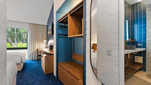 吉朗Eden Oak Geelong的一间酒店客房 - 带一张床和一间浴室