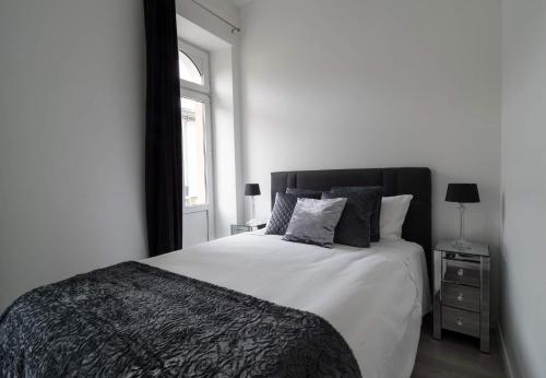 卢森堡EXECUTIVE DOUBLE ROOM WITH EN-SUITE IN GUEST HOUSE CITY CENTRE r4的白色的卧室设有床和窗户
