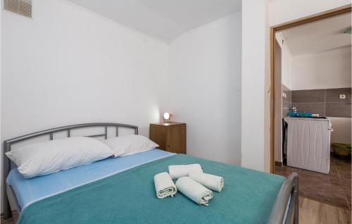 西尼卡Amazing Apartment In Stinica With Kitchen的一间卧室配有带毛巾的床