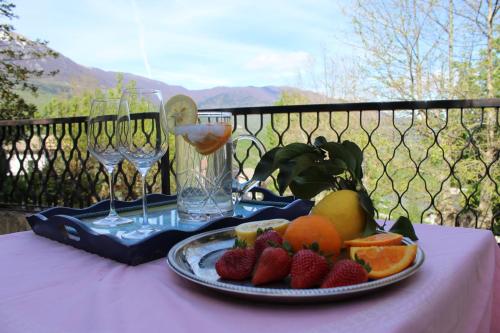卡拉马尼科泰尔梅Amoroso's house, affittacamere的桌上的水果盘,酒杯