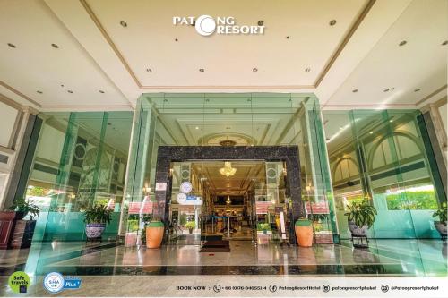 芭东海滩Patong Resort Hotel - SHA Extra Plus的公园入口的景色,没有度假建筑