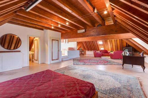 波梅齐亚斯特兰派利别墅的一间卧室设有一张床和一间客厅。