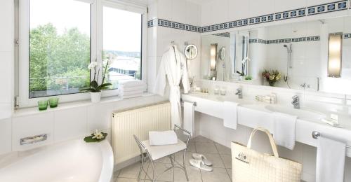 菲拉赫沃姆巴德霍夫酒店的一间带两个盥洗盆和大镜子的浴室