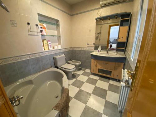 圣马丁德拉韦加Casa Nala: Warner, Madrid y Toledo a un paso的带浴缸、卫生间和盥洗盆的浴室