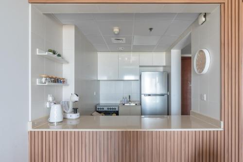 拉斯阿尔卡麦SeaBreeze Apartment - Beachfront & Sea View Al Hamra的中间设有带冰箱的厨房