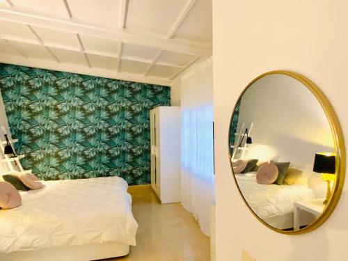 绍萨尔Vivienda Vacacional con vistas.的一间卧室配有两张床和镜子