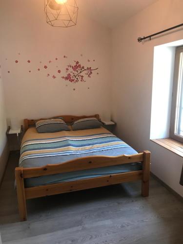 瓦勒罗盖Le grenier de l Aigoual的卧室配有一张墙上鲜花的床