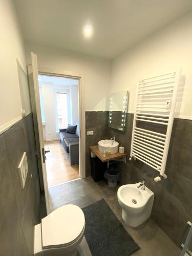 乌迪内[Udine Centro] • NEW • Appartamento Moderno的一间带卫生间和水槽的浴室
