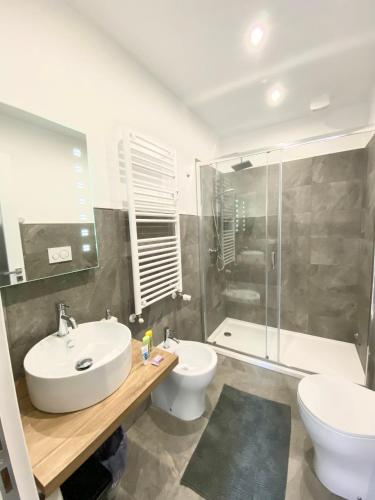 乌迪内[Udine Centro] • NEW • Appartamento Moderno的一间带水槽、卫生间和淋浴的浴室