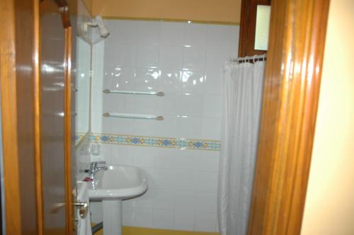 巴耶格兰雷伊贝壳花园酒店的带淋浴和盥洗盆的浴室