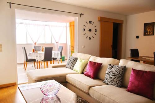 萨尔雷Apartamento moderno com vista para o mar的客厅配有沙发和桌子