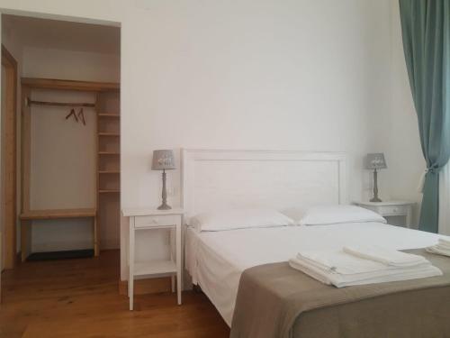 IppocampoHenry Agriturismo Manfredonia的卧室配有白色的床和桌子