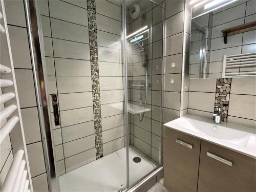 里蒙纽耶Appartement Les Menuires, 3 pièces, 8 personnes - FR-1-452-90的带淋浴和盥洗盆的浴室