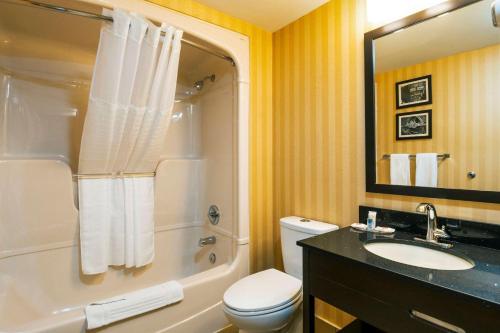 圣托马斯圣托马斯凯富酒店的浴室配有卫生间、盥洗盆和淋浴。