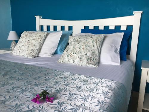 霍拉斯法基翁Great sea-view apartment.的卧室配有白色床和蓝色的墙壁