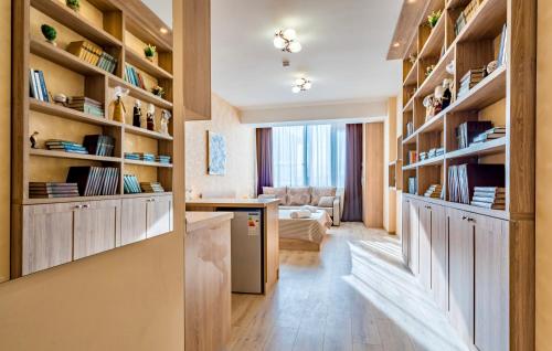 古多里Studio Apartment NFT New Gudauri 108的一间设有木制架子的房间和一间客厅