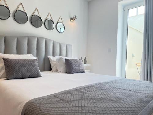 贡多马尔Villarit Porto的卧室配有一张大床,墙上装有镜子