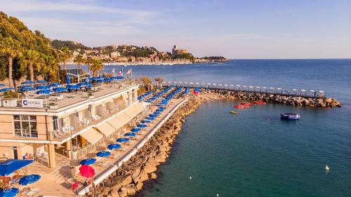 莱里奇圣托雷索酒店的享有海滩的空中景色,配有遮阳伞和水