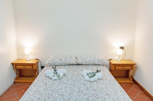 克雷米亚Il Casale di Marnino的一间卧室,配有带2个床头柜的床