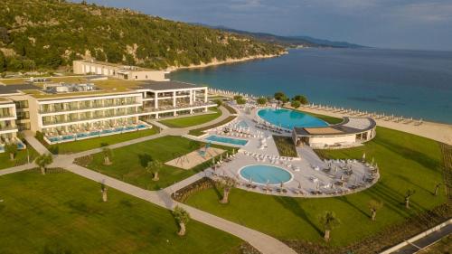 尼基季Ammoa Luxury Hotel & Spa Resort的享有带游泳池的度假村的空中景致